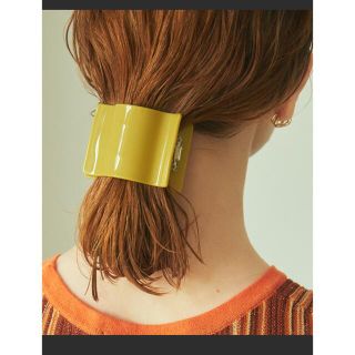 クラネ(CLANE)の【新品】GOLDY ワイド ウェーブ アセチ ヘアー クリップ マスタード(バレッタ/ヘアクリップ)