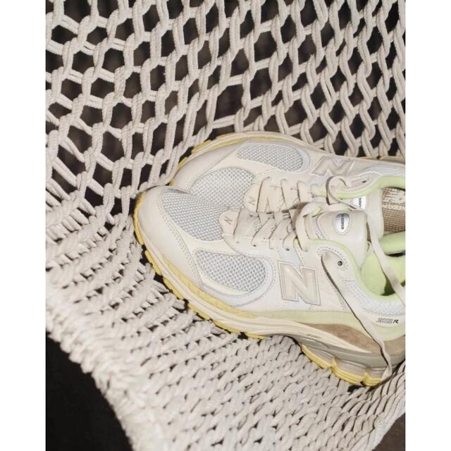 AURALEE(オーラリー)のAURALEE × New Balance 2002R White 24.5cm レディースの靴/シューズ(スニーカー)の商品写真