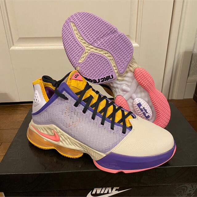 NIKE(ナイキ)のNike Lebron 19 Low Lilac/Dark Smoke  メンズの靴/シューズ(スニーカー)の商品写真