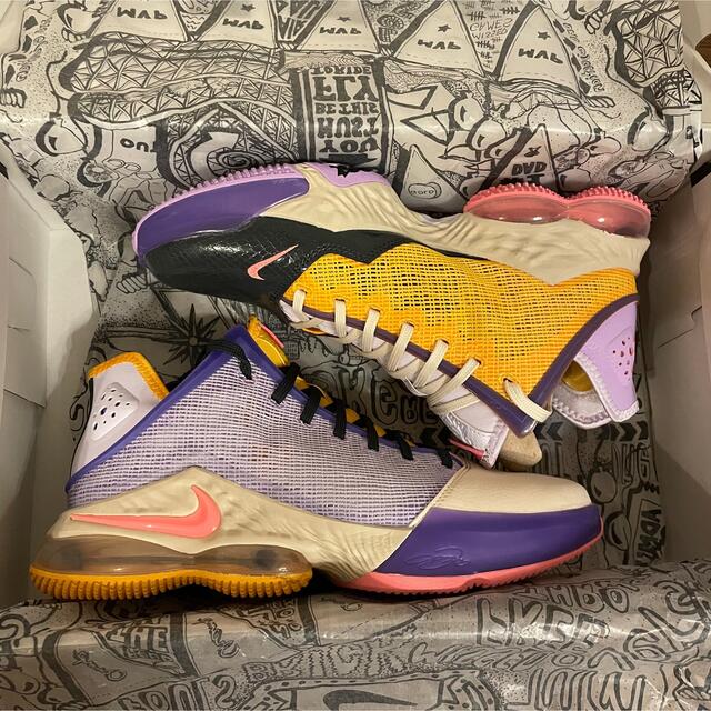 NIKE(ナイキ)のNike Lebron 19 Low Lilac/Dark Smoke  メンズの靴/シューズ(スニーカー)の商品写真