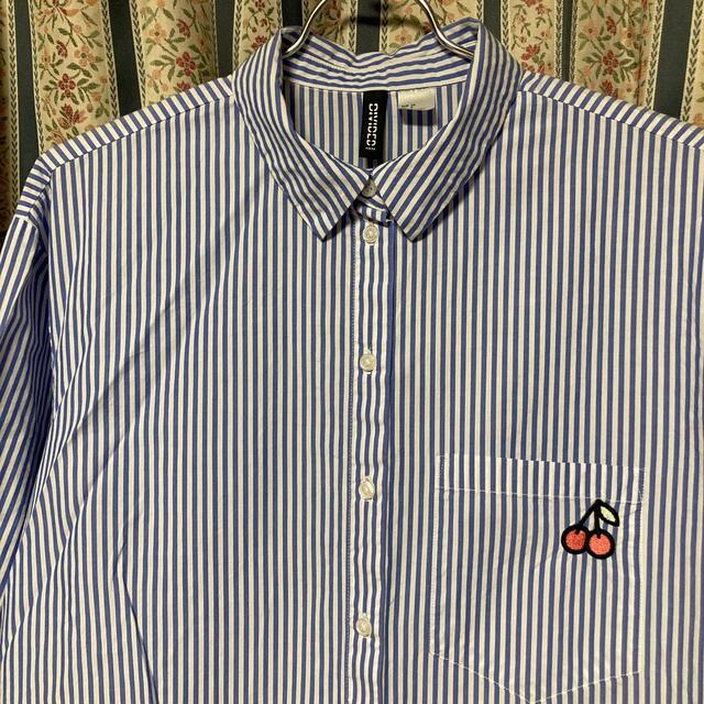 H&M(エイチアンドエム)のH&M チェリー刺繍 ストライプコットンシャツ 長袖 ゆったり丈長め ブラウス レディースのトップス(シャツ/ブラウス(長袖/七分))の商品写真
