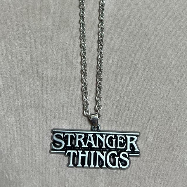 Stranger Things ロゴネックレス ストレンジャーシングス メンズのアクセサリー(ネックレス)の商品写真