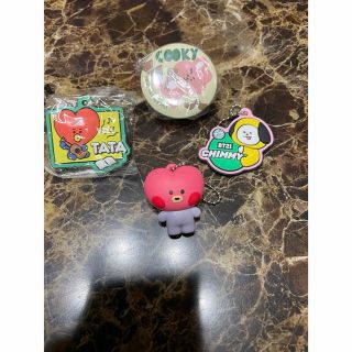 ビーティーイシビル(BT21)のくら寿司 BT21 オリジナルフィギュア TATA バッジ付き(キーホルダー)