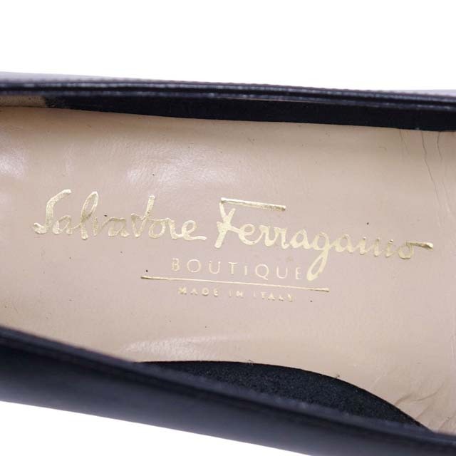 Salvatore Ferragamo(サルヴァトーレフェラガモ)のサルヴァトーレフェラガモ パンプス ヴァラ レザー シューズ 7.5C ブラック レディースの靴/シューズ(ハイヒール/パンプス)の商品写真