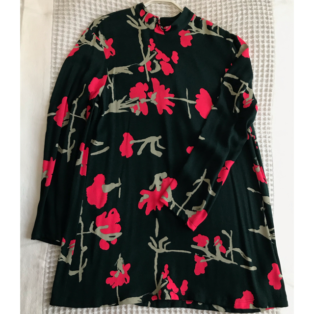 marimekko(マリメッコ)のマリメッコ   深色グリーン　花柄 レディースのトップス(シャツ/ブラウス(長袖/七分))の商品写真