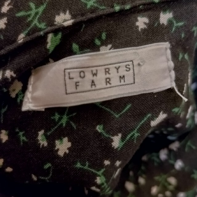 LOWRYS FARM(ローリーズファーム)のLOWRYS FARM　七分袖　ブラウス　小花柄　黒 レディースのトップス(シャツ/ブラウス(長袖/七分))の商品写真