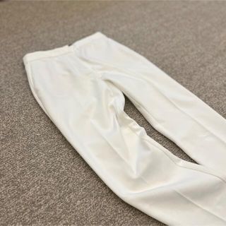 ザラ(ZARA)のZARA 白パンツ(クロップドパンツ)