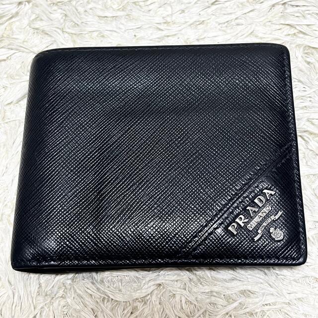 PRADA(プラダ)の【極美品】プラダ 折財布 コンパクト サフィアーノレザー 金具 黒 2MO738 メンズのファッション小物(折り財布)の商品写真