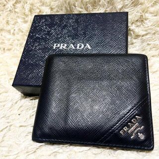 プラダ(PRADA)の【極美品】プラダ 折財布 コンパクト サフィアーノレザー 金具 黒 2MO738(折り財布)