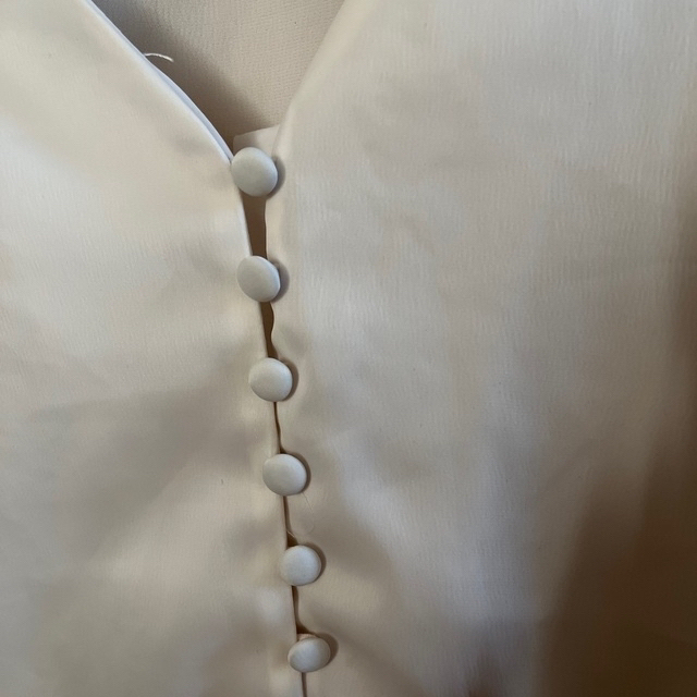 fifth(フィフス)のfifth ブラウス　くるみボタン　白　ホワイト レディースのトップス(シャツ/ブラウス(長袖/七分))の商品写真