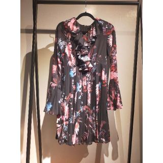 ビーシービージーマックスアズリア(BCBGMAXAZRIA)のfew moda new york プリントドレス　ワンピース　ブラック　ピンク(ひざ丈ワンピース)