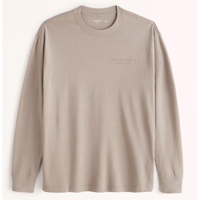 Abercrombie&Fitch(アバクロンビーアンドフィッチ)の新品【メンズXL】★アバクロ★背中ロゴ！バックプリント長袖Tシャツ/茶ベージュ メンズのトップス(Tシャツ/カットソー(七分/長袖))の商品写真