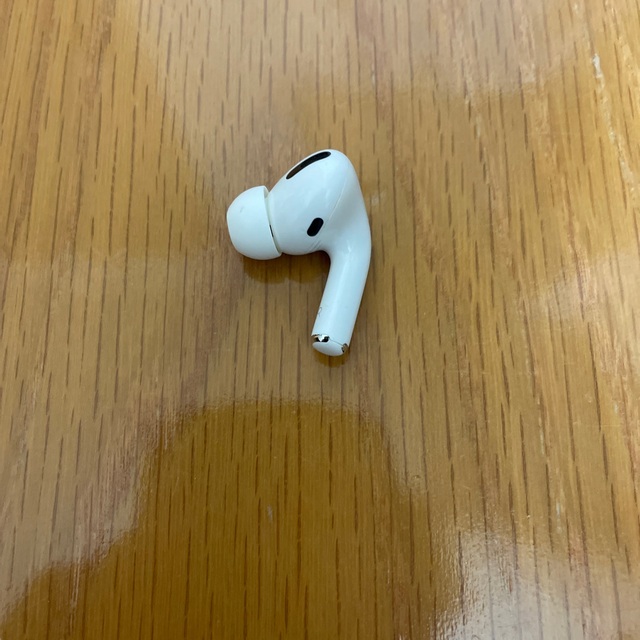 Apple(アップル)のairpods pro右耳 スマホ/家電/カメラのオーディオ機器(ヘッドフォン/イヤフォン)の商品写真