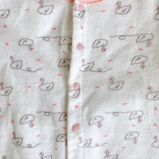 白鳥柄　長袖カバーオール　50-60 キッズ/ベビー/マタニティのベビー服(~85cm)(カバーオール)の商品写真