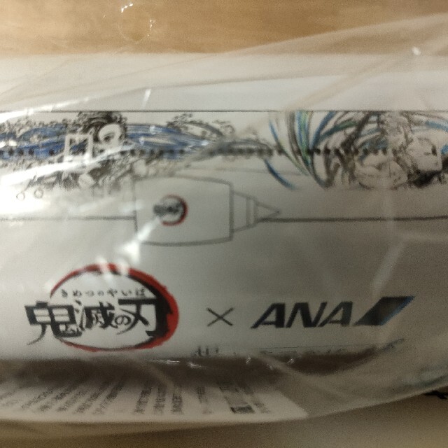 ANA(全日本空輸)(エーエヌエー(ゼンニッポンクウユ))の鬼滅の刃×ANA　thermo mug アンブレラボトル（JA745A 左側 エンタメ/ホビーのおもちゃ/ぬいぐるみ(キャラクターグッズ)の商品写真