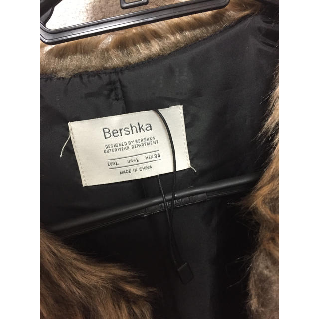 Bershka(ベルシュカ)のファーベスト レディースのジャケット/アウター(毛皮/ファーコート)の商品写真