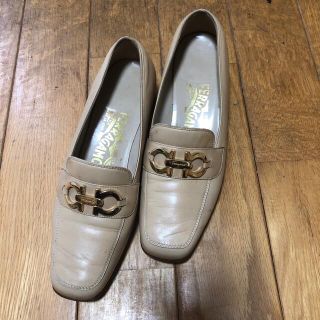 サルヴァトーレフェラガモ(Salvatore Ferragamo)のフェラガモ　パンプス　ベージュ(ローファー/革靴)