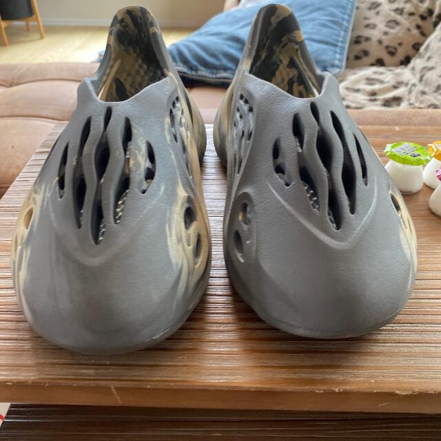 adidas(アディダス)のyeezy form runner moon grey メンズの靴/シューズ(サンダル)の商品写真