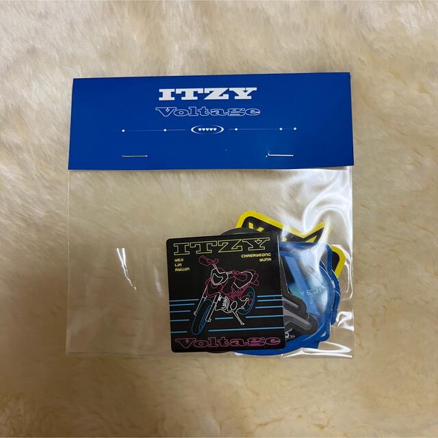 ITZY(イッチ)のITZY VOlTAGE ステッカー エンタメ/ホビーのCD(K-POP/アジア)の商品写真