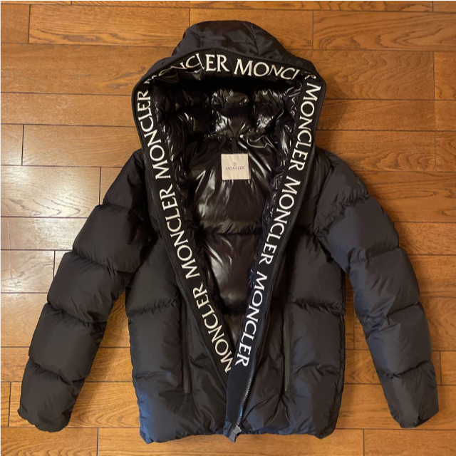 新品 最終値下げ。MONCLERモンクレール MONTCLAモンクラー