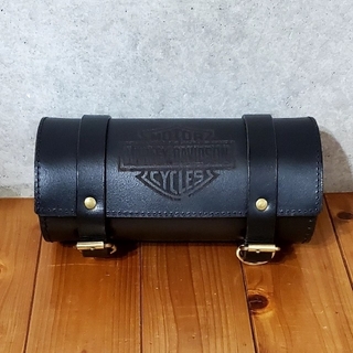 ハーレーダビッドソン(Harley Davidson)のツールバッグ Harley ロゴ レーザー彫刻 本革製 黒 丸型 サイドバッグ(パーツ)