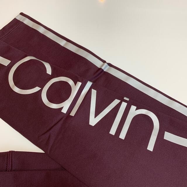 Calvin Klein(カルバンクライン)の【新品】カルバンクライン ジャンボ ロゴ レギンス ワイン XS レディースのレッグウェア(レギンス/スパッツ)の商品写真