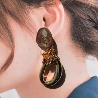 アクネストゥディオズ(Acne Studios)の412●ニュアンスイヤリング ボリューム 蝶バネイヤリング ゴールドイヤリング(イヤリング)