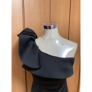 ジュエルズ(JEWELS)の肩のデザイン素敵なドレス ブラック バリ島クタにて購入。(ナイトドレス)