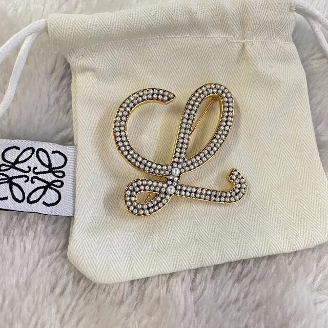 LOEWE パールイニシャルブローチ ブローチ | filmekimi.iksv.org