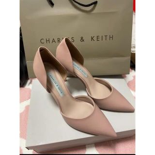 チャールズアンドキース(Charles and Keith)のベビーピンク パンプス(ハイヒール/パンプス)