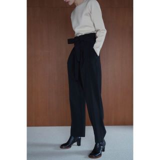 クラネ(CLANE)のCLANEクラネBELT TUCK TAPERED PANTSブラック2松本恵奈(カジュアルパンツ)