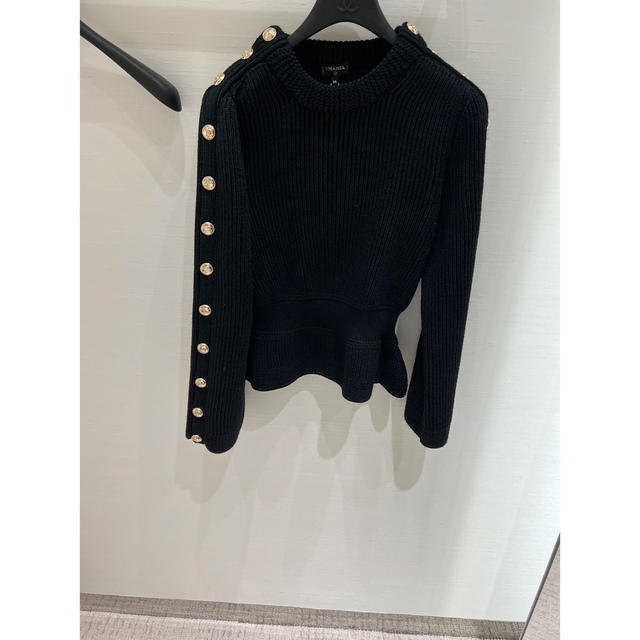 若者の大愛商品 CHANEL - シャネルボンタン付きニット ニット+セーター 若者の大愛商品 CHANEL - シャネルボンタン付きニット ニット+セーター