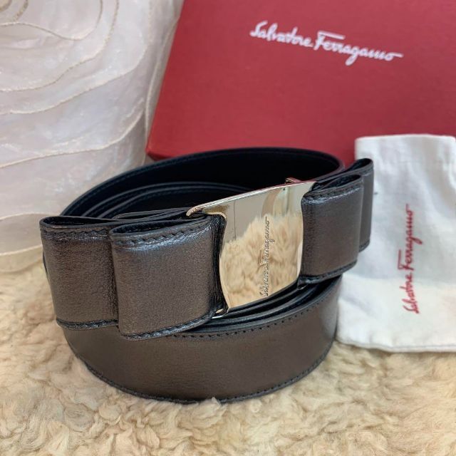 Salvatore Ferragamo(サルヴァトーレフェラガモ)の☆美品☆サルヴァトーレ フェラガモ ヴァラ ベルト ガンメタ レディース85cm レディースのファッション小物(ベルト)の商品写真