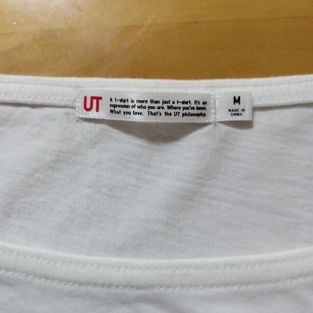 UNIQLO(ユニクロ)のユニクロレディース　香水瓶柄長袖Tシャツ レディースのトップス(シャツ/ブラウス(長袖/七分))の商品写真