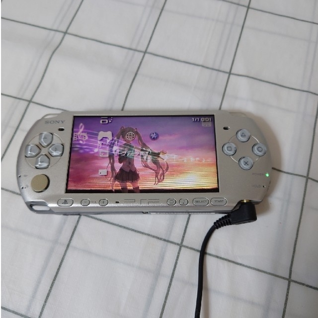 PlayStation Portable(プレイステーションポータブル)のPSP　3000　本体　シルバー本体のみ　バッテリーなし エンタメ/ホビーのゲームソフト/ゲーム機本体(携帯用ゲーム機本体)の商品写真