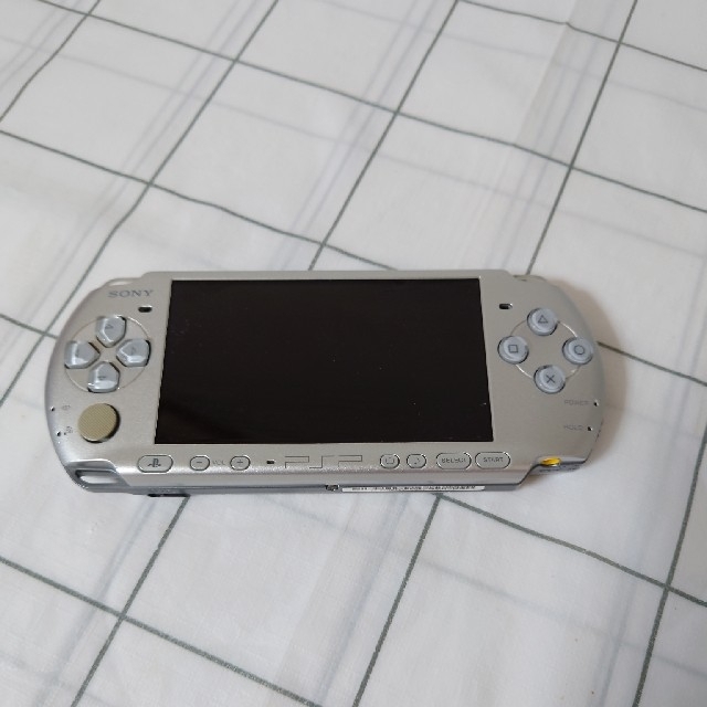 PlayStation Portable(プレイステーションポータブル)のPSP　3000　本体　シルバー本体のみ　バッテリーなし エンタメ/ホビーのゲームソフト/ゲーム機本体(携帯用ゲーム機本体)の商品写真