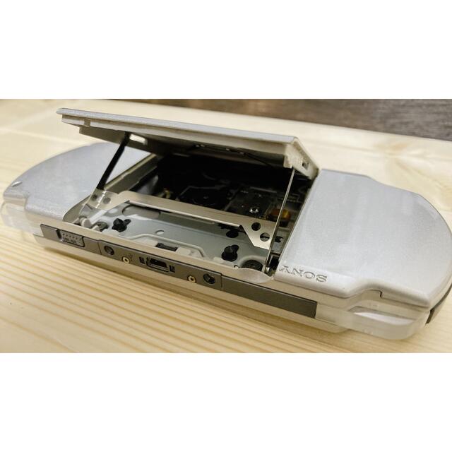 PlayStation Portable(プレイステーションポータブル)のPSP 3000 2000 本体のみ 2台セット  エンタメ/ホビーのゲームソフト/ゲーム機本体(携帯用ゲーム機本体)の商品写真