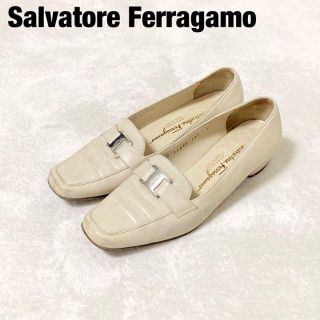 サルヴァトーレフェラガモ(Salvatore Ferragamo)のサルヴァトーレ　フェラガモ   ホワイト　レザー　5D　スクエアトゥ(ハイヒール/パンプス)