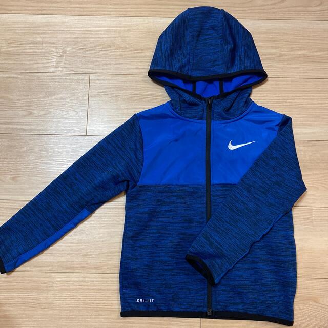 NIKE(ナイキ)のNIKE パーカー　104-110センチ　フリース キッズ/ベビー/マタニティのキッズ服男の子用(90cm~)(ジャケット/上着)の商品写真