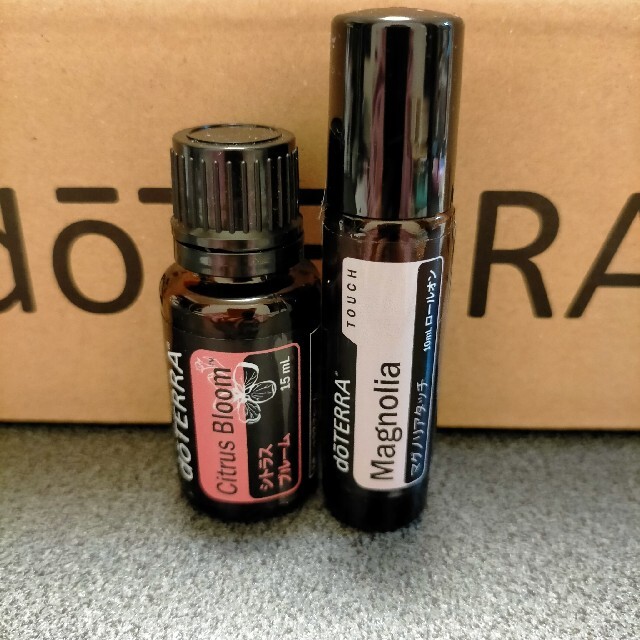 doTERRA(ドテラ)のdoTERRA ドテラ シトラスブルーム15ml×1本＆マグノリアタッチ10ml コスメ/美容のリラクゼーション(エッセンシャルオイル（精油）)の商品写真