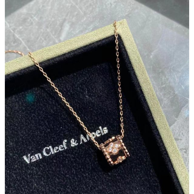 Van Cleef & Arpels ペルレ クローバー ペンダント Van Cleef & Arpels ペルレ クローバー ペンダント
