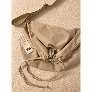 ユニクロ(UNIQLO)のUNIQLO U ドローストリングショルダーバッグ NATURAL (ショルダーバッグ)