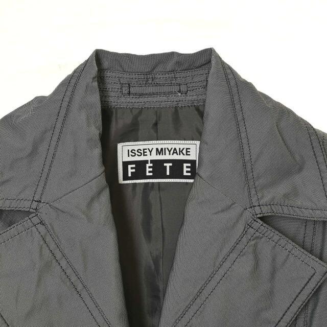 ISSEY MIYAKE(イッセイミヤケ)のISSEY MIYAKE FETE ベルト付き 比翼 コート レディースのジャケット/アウター(ブルゾン)の商品写真