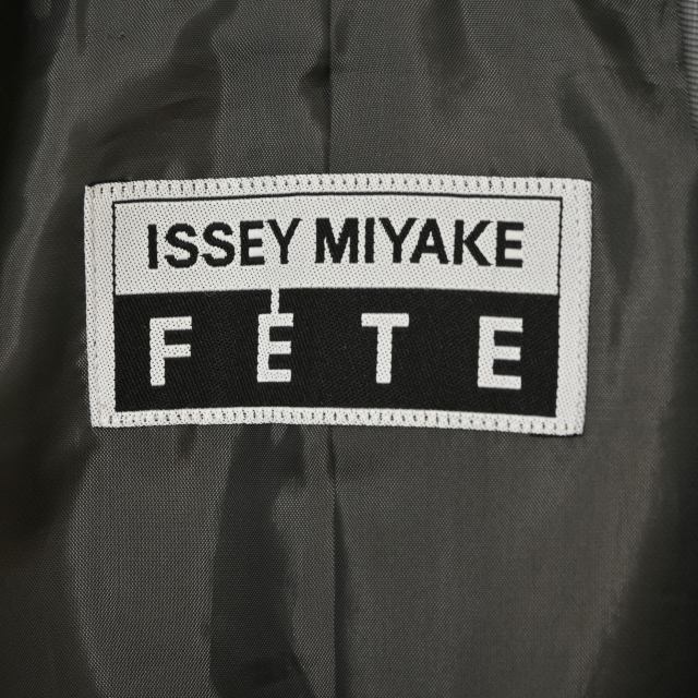 ISSEY MIYAKE(イッセイミヤケ)のISSEY MIYAKE FETE ベルト付き 比翼 コート レディースのジャケット/アウター(ブルゾン)の商品写真