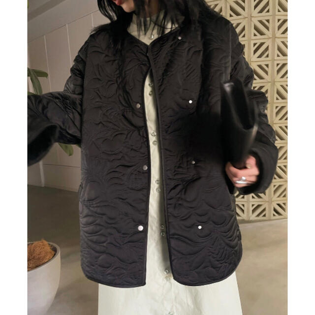 Ameri VINTAGE(アメリヴィンテージ)の限定品【アメリ】2WAY LEAF PATTERN QUILTING COAT黒 レディースのジャケット/アウター(ノーカラージャケット)の商品写真