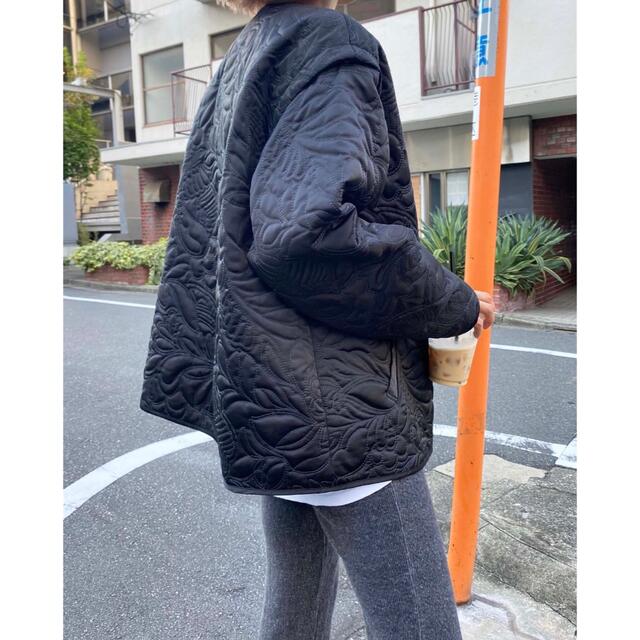 Ameri VINTAGE(アメリヴィンテージ)の限定品【アメリ】2WAY LEAF PATTERN QUILTING COAT黒 レディースのジャケット/アウター(ノーカラージャケット)の商品写真