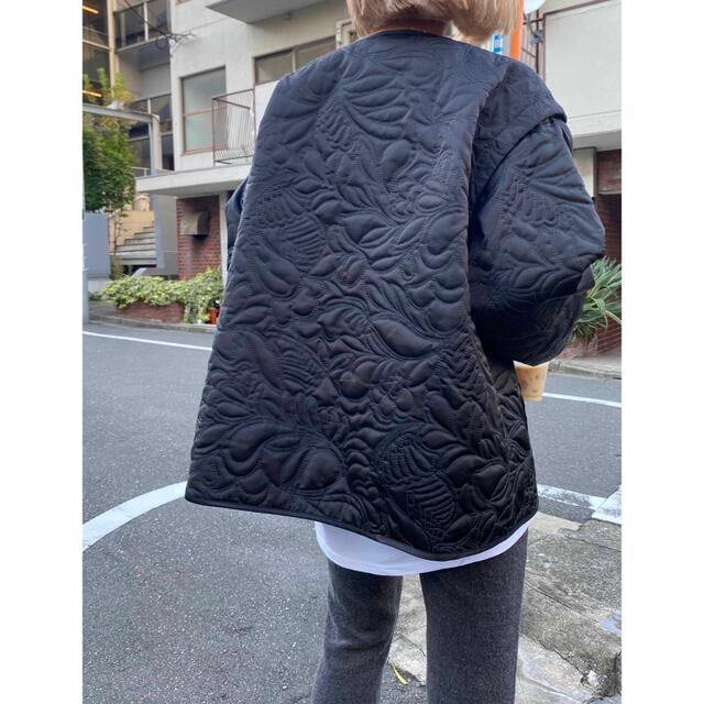 Ameri VINTAGE(アメリヴィンテージ)の限定品【アメリ】2WAY LEAF PATTERN QUILTING COAT黒 レディースのジャケット/アウター(ノーカラージャケット)の商品写真