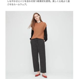 ユニクロ(UNIQLO)のユニクロ　ドレープジャージパンツMサイズ　黒×白　ドット柄新品タグ付き(カジュアルパンツ)