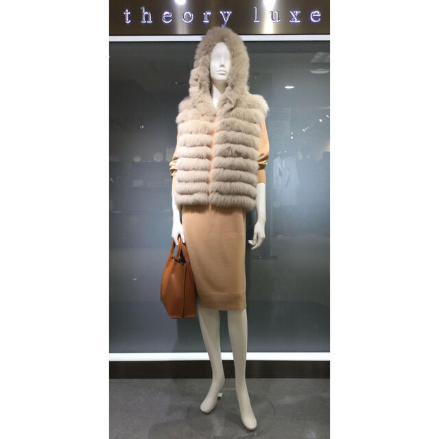 theory(セオリー)のTheory luxe フォックスファージレ 定価約8.7万円 レディースのジャケット/アウター(毛皮/ファーコート)の商品写真