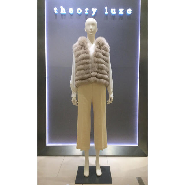 theory(セオリー)のTheory luxe フォックスファージレ 定価約8.7万円 レディースのジャケット/アウター(毛皮/ファーコート)の商品写真
